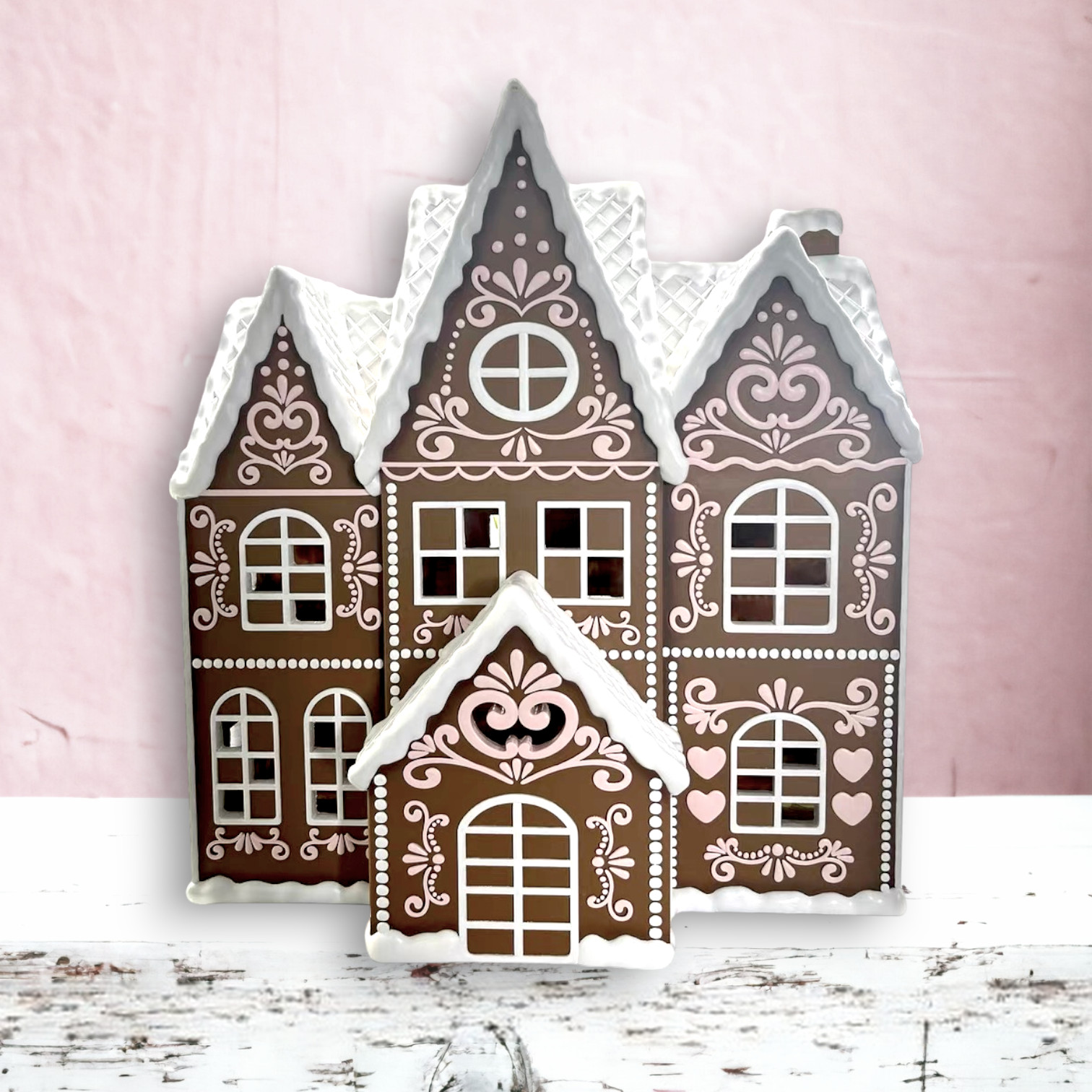  クリスマス限定 Gingerbread House Amazon.com: Kurt Adler 13-inch Gingerbread House with Santa Table